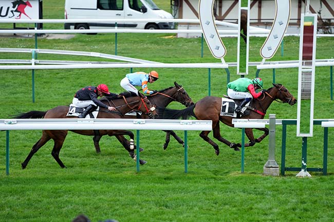 Photo d'arrivée de la course pmu PRIX SPUMATE à COMPIEGNE le Mercredi 13 mars 2024