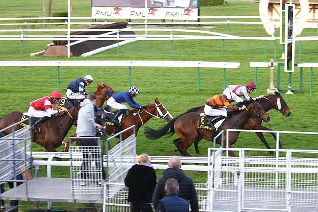 Photo d'arrivée de la course pmu PRIX DU MONT SAINT-MARD à COMPIEGNE le Mardi 19 mars 2024