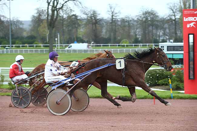 Photo d'arrivée de la course pmu PRIX DU PONT ALEXANDRE III à ENGHIEN le Mardi 26 mars 2024
