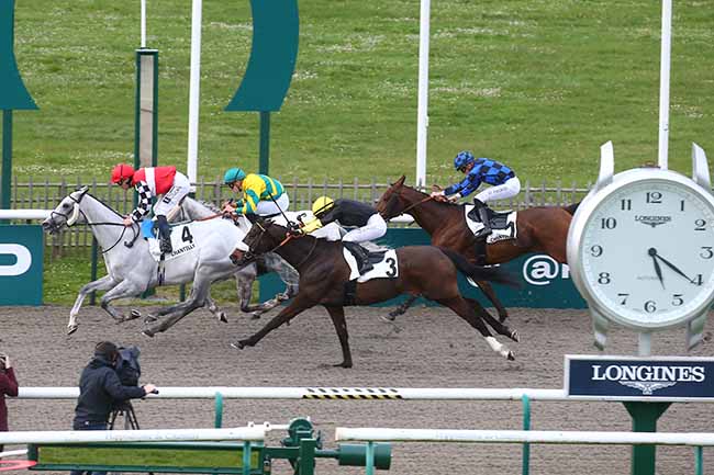 Photo d'arrivée de la course pmu PRIX DU CHENE POUILLEUX à CHANTILLY le Samedi 30 mars 2024