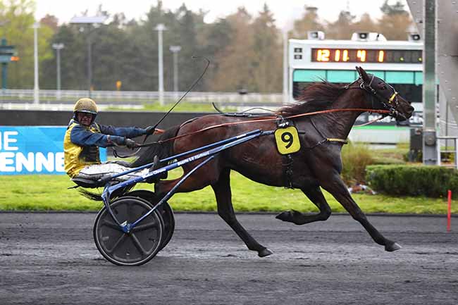 Photo d'arrivée de la course pmu PRIX OBERON à PARIS-VINCENNES le Mardi 2 avril 2024