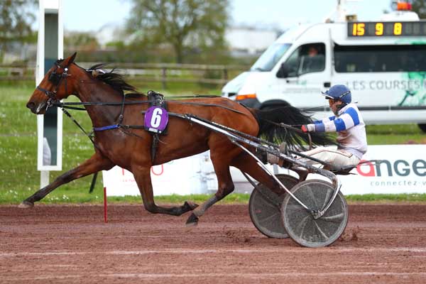 Photo d'arrivée de la course pmu GRAND PRIX ANGERS LOIRE METROPOLE à ANGERS le Mercredi 3 avril 2024
