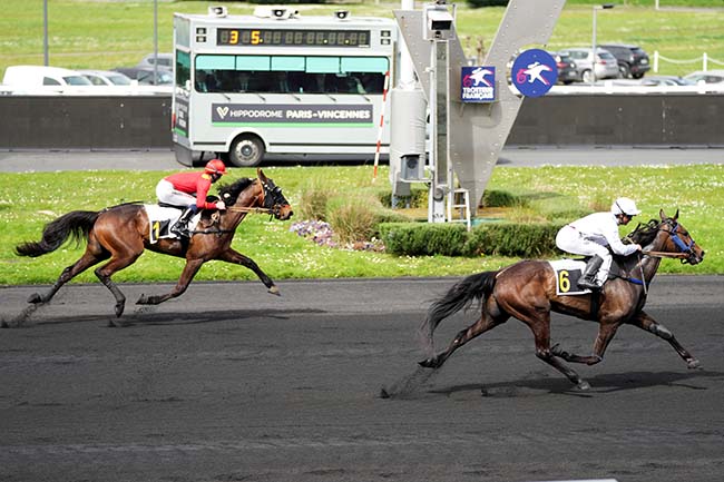 Photo d'arrivée de la course pmu PRIX DE DORCEAU à PARIS-VINCENNES le Samedi 6 avril 2024