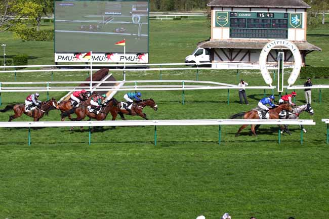 Photo d'arrivée de la course pmu PRIX D'AUMALE à COMPIEGNE le Lundi 8 avril 2024