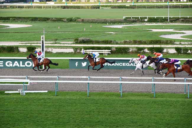 Photo d'arrivée de la course pmu PRIX DE L'OPERATION DINGSON à DEAUVILLE le Mardi 9 avril 2024