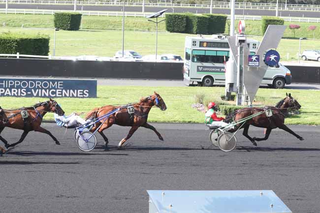 Photo d'arrivée de la course pmu PRIX BAVARIA à PARIS-VINCENNES le Mardi 9 avril 2024