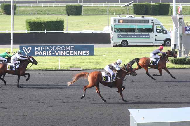 Photo d'arrivée de la course pmu PRIX AETHRA à PARIS-VINCENNES le Mardi 9 avril 2024