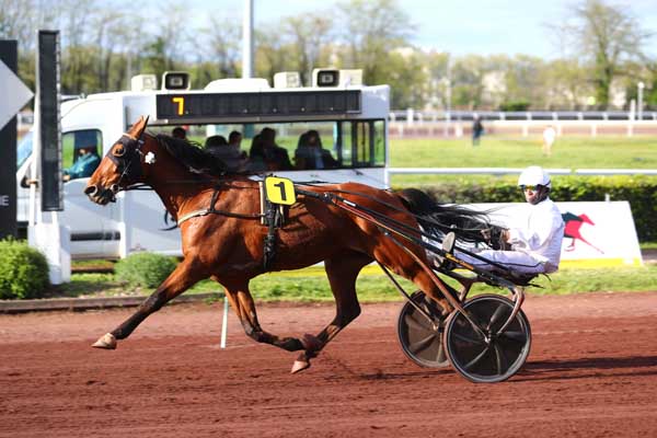 Photo d'arrivée de la course pmu PRIX DE NANTES à LYON LA SOIE le Mercredi 10 avril 2024