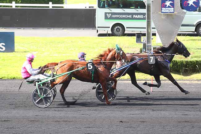 Photo d'arrivée de la course pmu PRIX CLARISSE à PARIS-VINCENNES le Vendredi 12 avril 2024