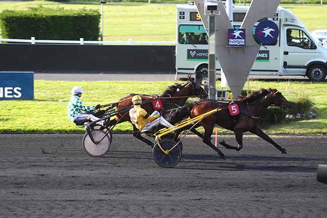Photo d'arrivée de la course pmu PRIX HENRIETTA à PARIS-VINCENNES le Vendredi 12 avril 2024