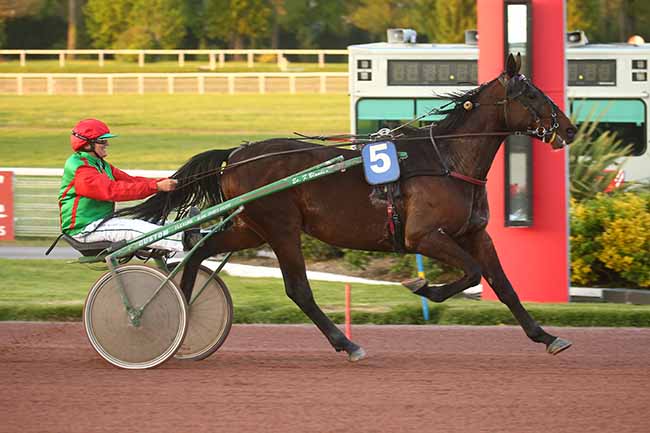 Photo d'arrivée de la course pmu PRIX ELAN IV à ENGHIEN le Jeudi 18 avril 2024
