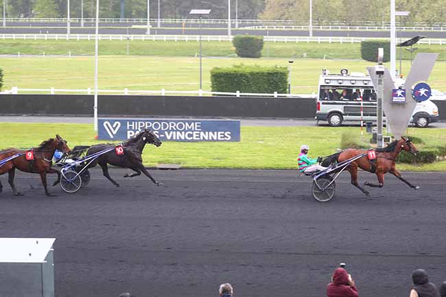 Photo d'arrivée de la course pmu PRIX MARTHA à PARIS-VINCENNES le Vendredi 19 avril 2024