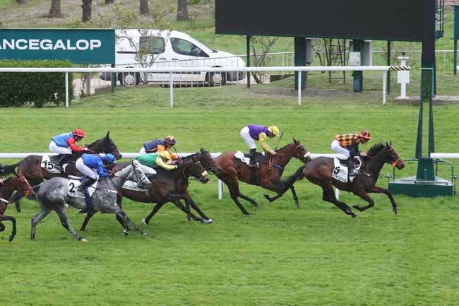 Photo d'arrivée de la course pmu PRIX D'ESTRUVAL à SAINT CLOUD le Vendredi 19 avril 2024