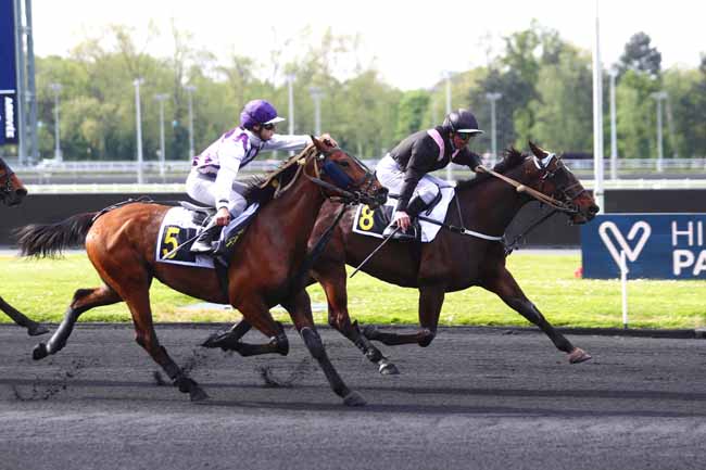 Photo d'arrivée de la course pmu PRIX DE JONZAC à PARIS-VINCENNES le Mardi 23 avril 2024