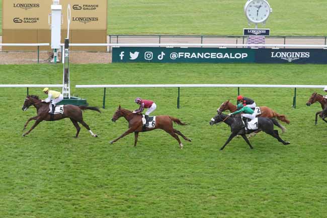 Photo d'arrivée de la course pmu PRIX DE LA BRETONNIERE à LONGCHAMP le Dimanche 5 mai 2024