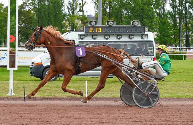 Photo d'arrivée de la course pmu PRIX DE LA CHAISE DIEU à VICHY le Lundi 6 mai 2024