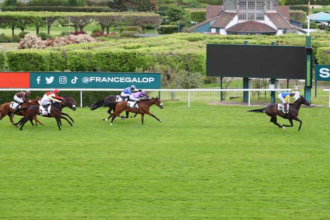 Photo d'arrivée de la course pmu PRIX DE LA HUME à SAINT CLOUD le Lundi 6 mai 2024