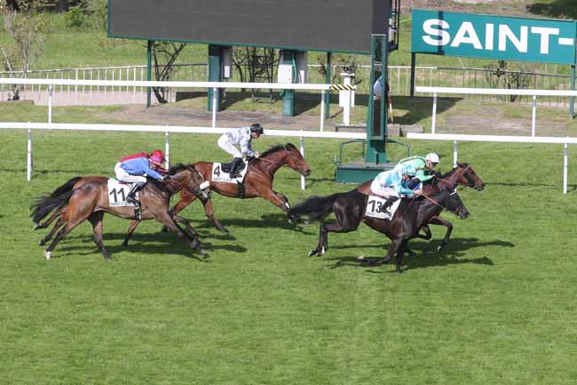 Photo d'arrivée de la course pmu PRIX DES NARCISSES à SAINT CLOUD le Vendredi 10 mai 2024