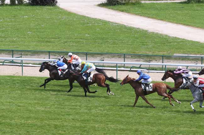 Photo d'arrivée de la course pmu PRIX DE LA FOLIE-MERICOURT à LONGCHAMP le Dimanche 12 mai 2024