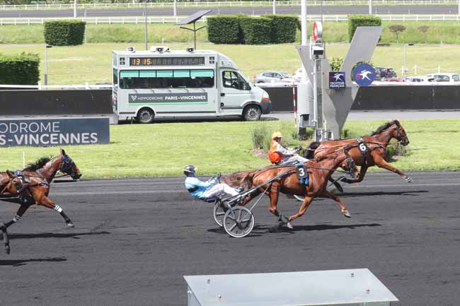 Photo d'arrivée de la course pmu PRIX JACQUES DE SAINT SAUVEUR à PARIS-VINCENNES le Mercredi 15 mai 2024
