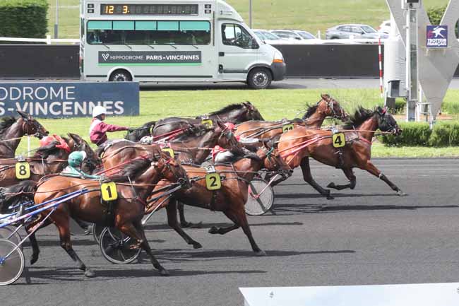 Photo d'arrivée de la course pmu PRIX DE MONT-DE-MARSAN à PARIS-VINCENNES le Mercredi 15 mai 2024