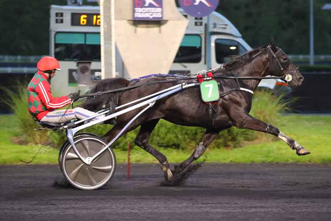 Photo d'arrivée de la course pmu PRIX VILLAGE (PRIX RHEITA) à PARIS-VINCENNES le Vendredi 17 mai 2024