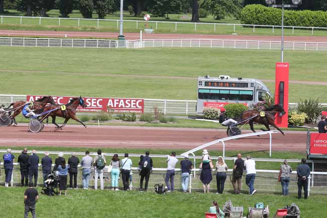 Photo d'arrivée de la course pmu PRIX DE LA VIENNE à ENGHIEN le Samedi 25 mai 2024