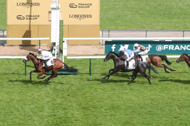 Photo d'arrivée de la course pmu PRIX DE L'HOTEL DE VILLE à LONGCHAMP le Dimanche 26 mai 2024