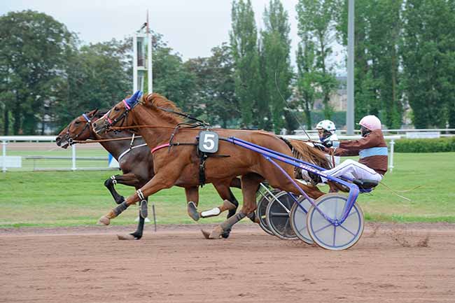Photo d'arrivée de la course pmu PRIX DE ROMAGNAT à VICHY le Lundi 3 juin 2024