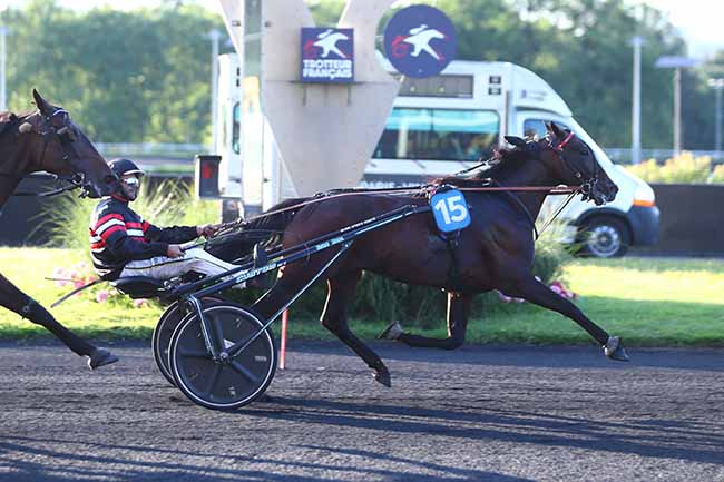 Photo d'arrivée de la course pmu PRIX ROSALIA à PARIS-VINCENNES le Mardi 11 juin 2024