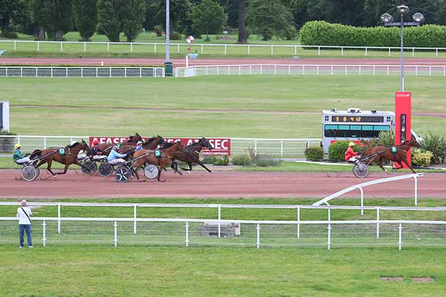 Photo d'arrivée de la course pmu PRIX DES INVALIDES à ENGHIEN le Samedi 15 juin 2024