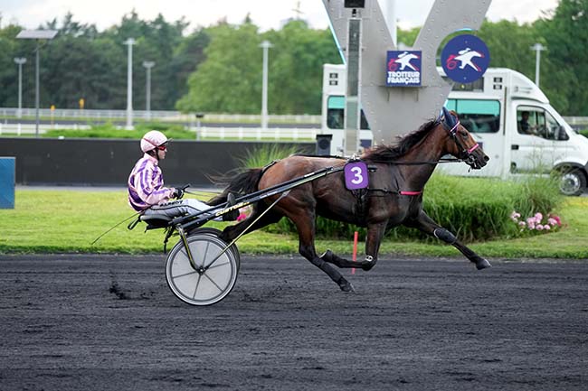 Photo d'arrivée de la course pmu PRIX EUNYKE à PARIS-VINCENNES le Mardi 18 juin 2024