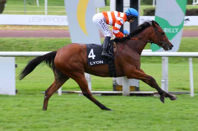 Photo d'arrivée de la course pmu PRIX VALANJOU à LYON PARILLY le Lundi 24 juin 2024