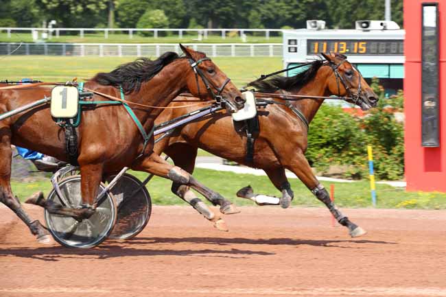 Photo d'arrivée de la course pmu PRIX DE LA PLACE DES ALPES à ENGHIEN le Jeudi 27 juin 2024