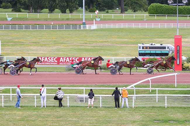 Photo d'arrivée de la course pmu PRIX DE LA MADELEINE à ENGHIEN le Mercredi 3 juillet 2024