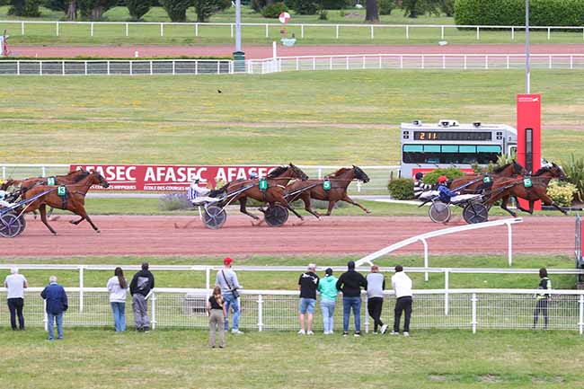 Photo d'arrivée de la course pmu PRIX DE LA PLACE SAINT-AUGUSTIN à ENGHIEN le Mercredi 3 juillet 2024