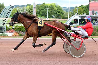 Photo d'arrivée de la course pmu PRIX DE GRANVILLE à CABOURG le Vendredi 5 juillet 2024