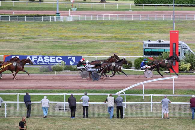 Photo d'arrivée de la course pmu PRIX DE LA GARE DE LYON à ENGHIEN le Mercredi 10 juillet 2024