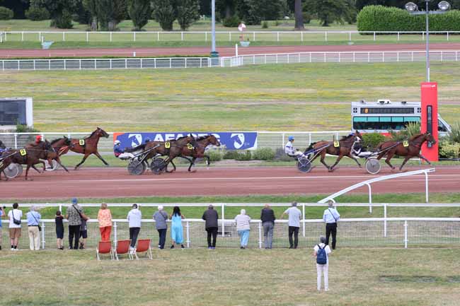 Photo d'arrivée de la course pmu PRIX DE ROCHECHOUART à ENGHIEN le Mercredi 10 juillet 2024