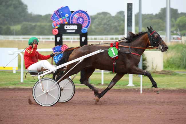 Photo d'arrivée de la course pmu PRIX HOTEL ESCALE OCEANIA PORNICHET à PORNICHET le Jeudi 11 juillet 2024