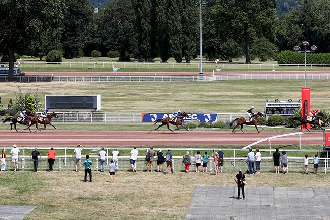 Photo d'arrivée de la course pmu PRIX DE LA PLACE D'IENA à ENGHIEN le Samedi 20 juillet 2024