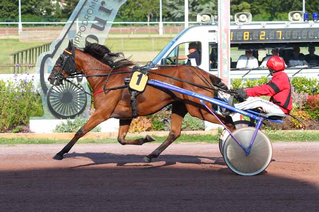 Photo d'arrivée de la course pmu PRIX DES ARNOSERIS à CABOURG le Vendredi 2 août 2024
