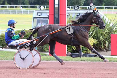 Photo d'arrivée de la course pmu PRIX DE LA PORTE DOREE à ENGHIEN le Dimanche 4 août 2024