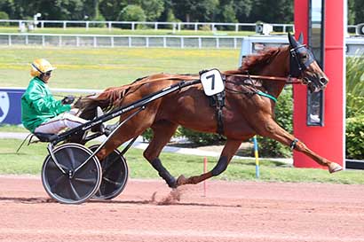 Photo d'arrivée de la course pmu PRIX DU BALLON D'ALSACE à ENGHIEN le Dimanche 4 août 2024