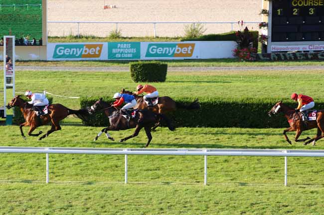 Photo d'arrivée de la course pmu PRIX 250 EUROS BONUS BIENVENUE GENYBET (PRIX DU GROS BILLOT) à CLAIREFONTAINE le Lundi 5 août 2024