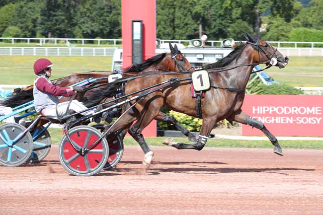 Photo d'arrivée de la course pmu PRIX DE LA PORTE D'ASNIERES à ENGHIEN le Jeudi 8 août 2024