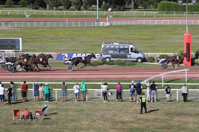 Photo d'arrivée de la course pmu PRIX DES PYRAMIDES à ENGHIEN le Jeudi 8 août 2024