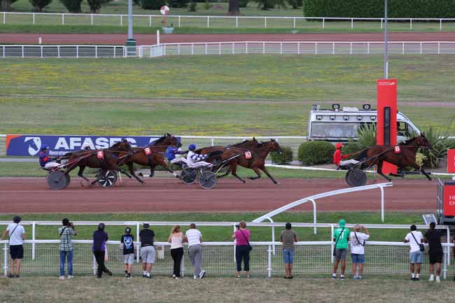Photo d'arrivée de la course pmu PRIX DE LA HAUTE-SAONE à ENGHIEN le Jeudi 8 août 2024