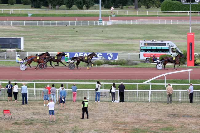 Photo d'arrivée de la course pmu PRIX DE VAUVILLERS à ENGHIEN le Mercredi 14 août 2024