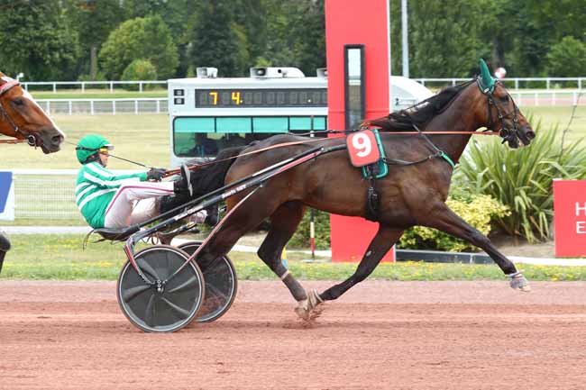 Photo d'arrivée de la course pmu PRIX DE LA PORTE DU PRE-SAINT-GERVAIS à ENGHIEN le Vendredi 16 août 2024